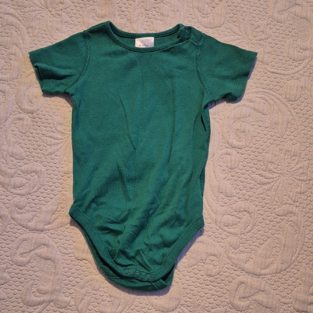 Hanna Andersson 85 or 2T months green short sleeve bodysuit VGUC